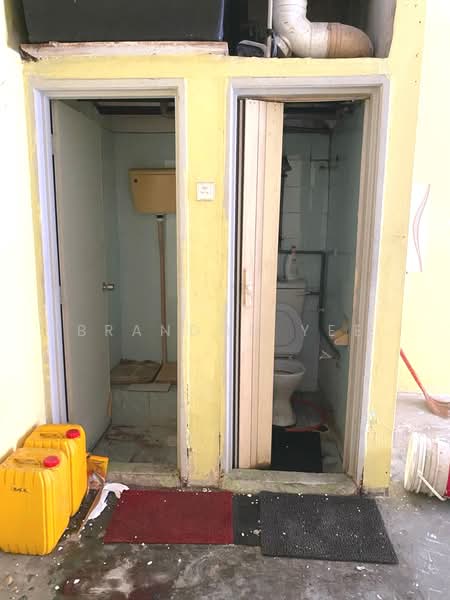 Kedai untuk Disewa di Bandar Putra Permai (Seri Kembangan) - Brandon Yee - Bathroom - PropertyGuru.com.my