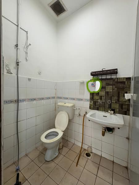 Rumah Teres 1 Tingkat untuk Dijual di Kelapa Sawit (Kulai) - Daniel Yong - Bathroom - PropertyGuru.com.my