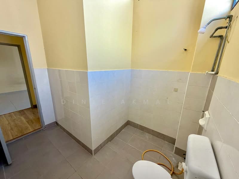 Semi-Detached House for Sale in Sepang (Selangor) - Dinie Akmal - Bathroom - PropertyGuru.com.my