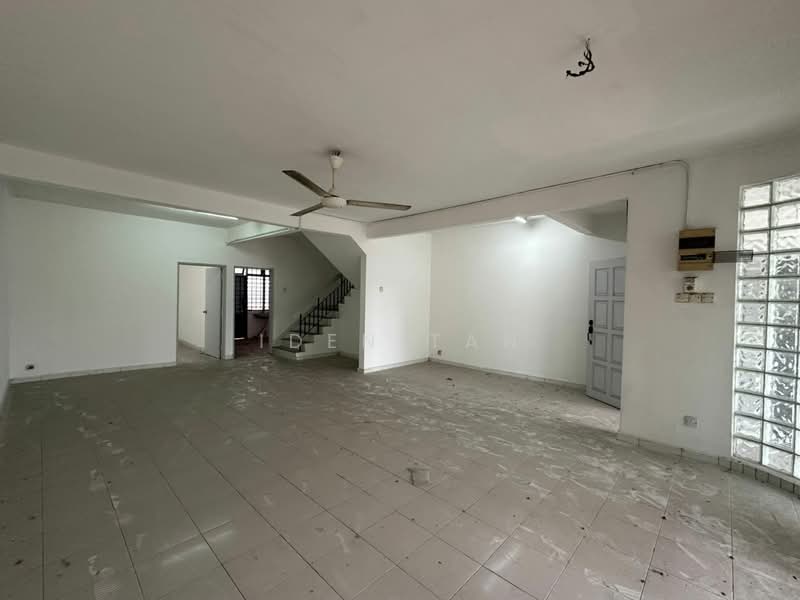 Rumah Teres 2 Tingkat untuk Dijual di Taman Desa Cemerlang (Ulu Tiram) - Iden Tan - Living Room - PropertyGuru.com.my