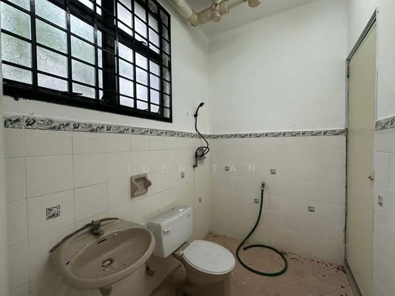 Rumah Teres 2 Tingkat untuk Dijual di Taman Desa Cemerlang (Ulu Tiram) - Iden Tan - Bathroom - PropertyGuru.com.my