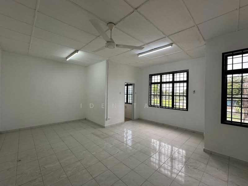 Rumah Teres 2 Tingkat untuk Dijual di Taman Desa Cemerlang (Ulu Tiram) - Iden Tan - Living Room - PropertyGuru.com.my