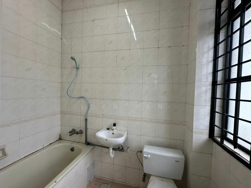 Rumah Teres 2 Tingkat untuk Dijual di Taman Desa Cemerlang (Ulu Tiram) - Iden Tan - Bathroom - PropertyGuru.com.my