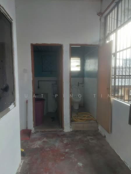 Kedai / Pejabat untuk Dijual di Kepong (Kuala Lumpur) - Suat Ping Tin - Bathroom - PropertyGuru.com.my