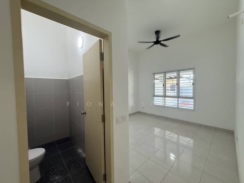 1-storey Terraced House for Rent in Bandar Putra (Kulai) - Fiona Siow - Bathroom - PropertyGuru.com.my