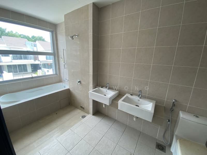 Rumah Teres 2 Tingkat untuk Dijual di Bandar Country Homes (Rawang) - Jessie Wong - Bathroom - PropertyGuru.com.my