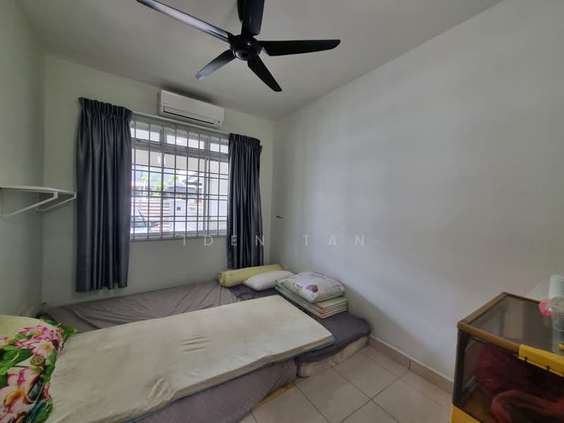 1.5-storey Terraced House for Sale in Taman Gaya (Ulu Tiram) - Iden Tan - Bedroom - PropertyGuru.com.my