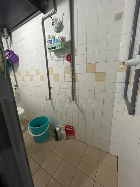 Rumah Flat untuk Dijual di Flat PKNS Seksyen 20 - Amirun Kinanah - Bathroom - PropertyGuru.com.my