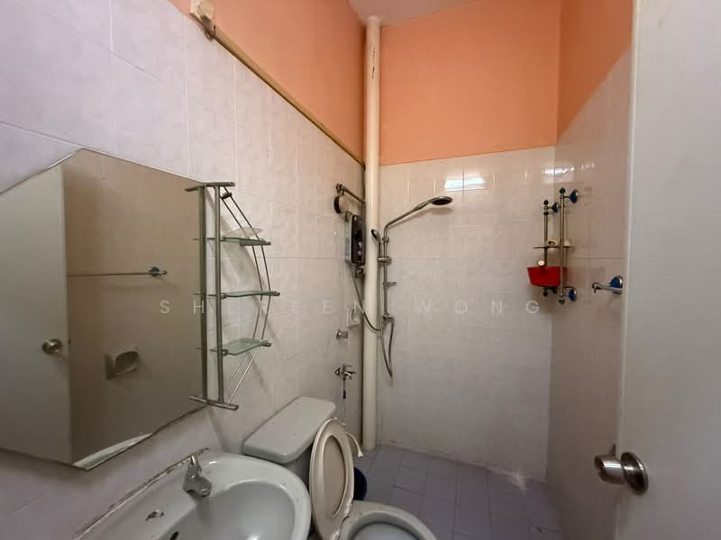 1-storey Terraced House for Rent in Taman Pelangi Indah (Ulu Tiram) - Shereen Wong - Bathroom - PropertyGuru.com.my