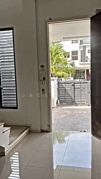 Terraced House for Sale in Taman Puncak Jalil (Seri Kembangan) - Jack Leu - Entrance - PropertyGuru.com.my