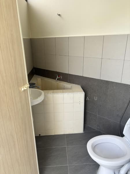 Rumah Banglo untuk Dijual di Seksyen 6 (Shah Alam) - Gwen Delhumeau - Helper Bathroom - PropertyGuru.com.my