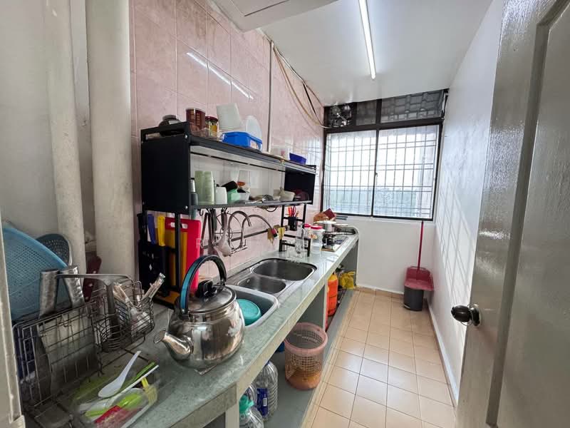Pangsapuri untuk Dijual di Desa Skudai Apartment - Rain Ng - Kitchen - PropertyGuru.com.my