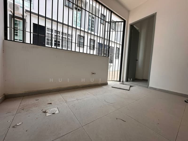 Rumah Teres untuk Dijual di Bandar Putra (Kulai) - Hui Hui Lim - Balcony - PropertyGuru.com.my