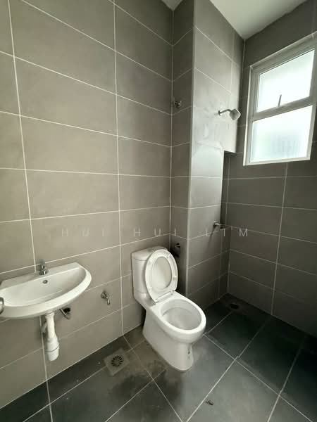 Rumah Teres untuk Dijual di Bandar Putra (Kulai) - Hui Hui Lim - Bathroom - PropertyGuru.com.my