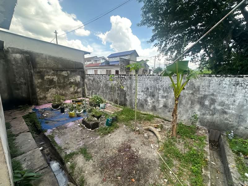1-storey Terraced House for Sale in Bandar Lahat Baru (Lahat) - Qazin Khoo - Garden - PropertyGuru.com.my