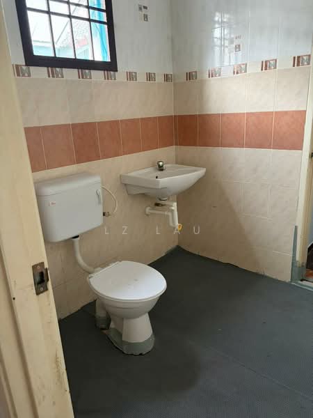 Rumah Teres 2 Tingkat untuk Disewa di Taman Setia Indah (Tebrau) - LZ Lau - Bathroom - PropertyGuru.com.my