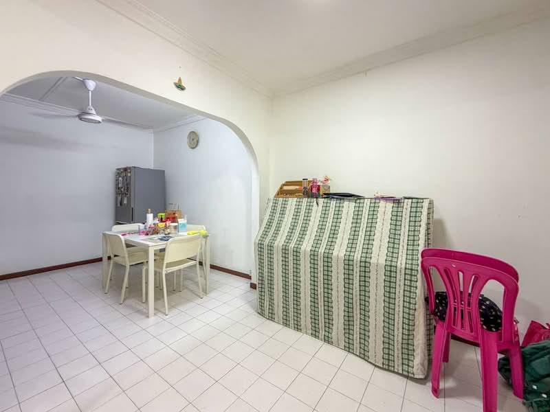 Rumah Teres 2 Tingkat untuk Dijual di Seksyen 19 (Shah Alam) - Izzat Zamros - Dining Room - PropertyGuru.com.my