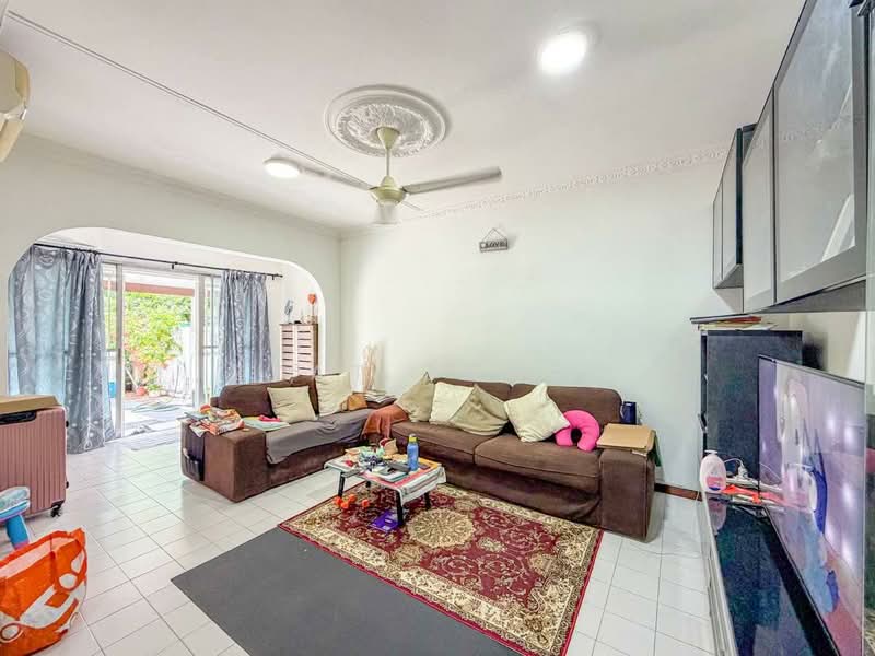 Rumah Teres 2 Tingkat untuk Dijual di Seksyen 19 (Shah Alam) - Izzat Zamros - Living Room - PropertyGuru.com.my
