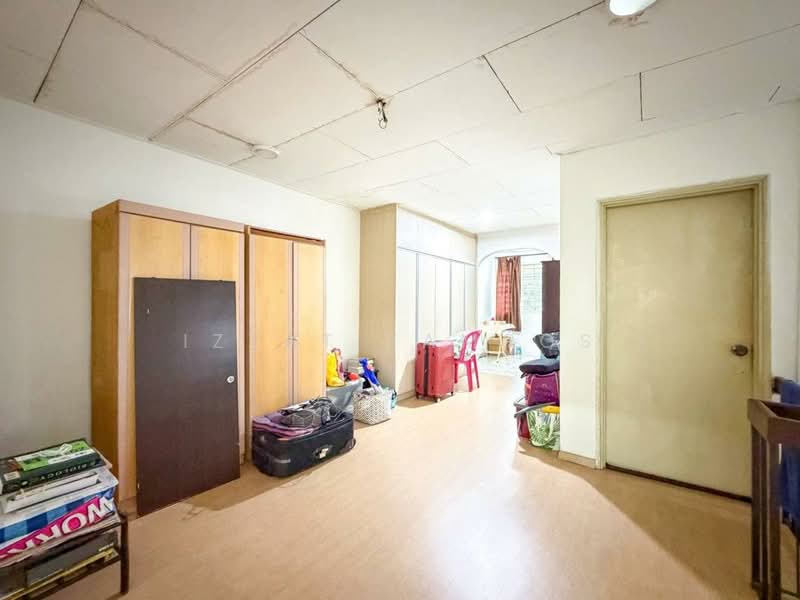 Rumah Teres 2 Tingkat untuk Dijual di Seksyen 19 (Shah Alam) - Izzat Zamros - Living Room - PropertyGuru.com.my