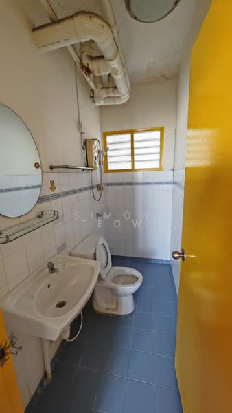 Pangsapuri untuk Disewa di Akasia Apartment - Simon Teow - Bathroom - PropertyGuru.com.my