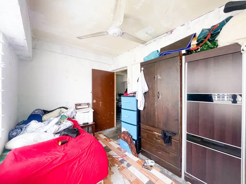 Rumah Flat untuk Dijual di PPR Wangsa Sari - Izzat Zamros - Bedroom - PropertyGuru.com.my