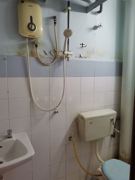 Apartment for Sale at Taman Serdang Perdana - Jasper Tan - Bathroom - PropertyGuru.com.my