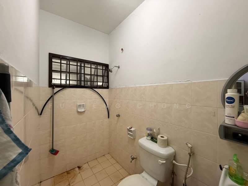 Rumah Teres 2 Tingkat untuk Dijual di Bandar Putra (Kulai) - Fu Heng Chong - Bathroom - PropertyGuru.com.my