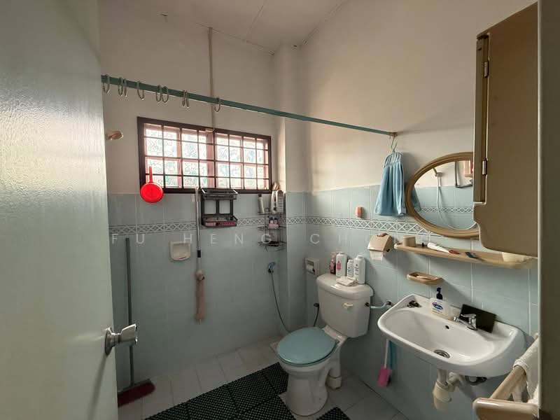 Rumah Teres 2 Tingkat untuk Dijual di Bandar Putra (Kulai) - Fu Heng Chong - Bathroom - PropertyGuru.com.my
