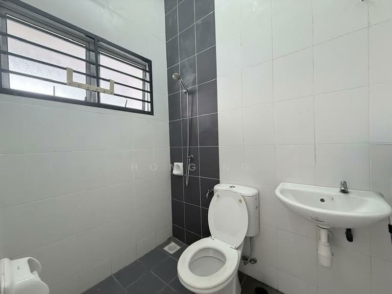 Terraced House for Rent in Bandar Putera 2 (Klang) - Hong Ng - Bathroom - PropertyGuru.com.my