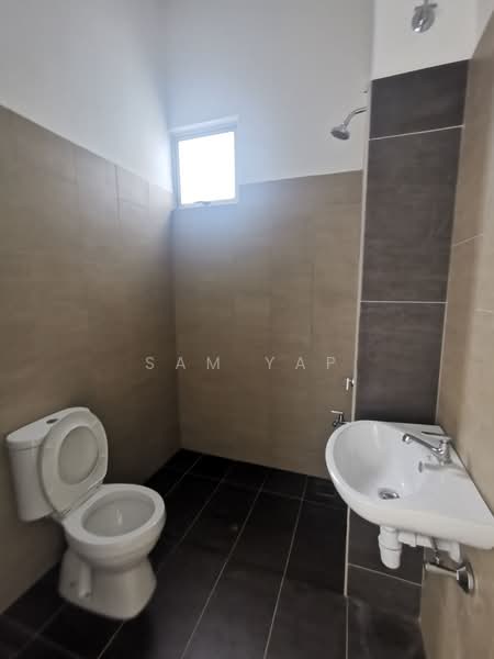 Rumah Teres 2 Tingkat untuk Disewa di Taman Bukit Mewah (Tampoi) - Sam Yap - Bathroom - PropertyGuru.com.my