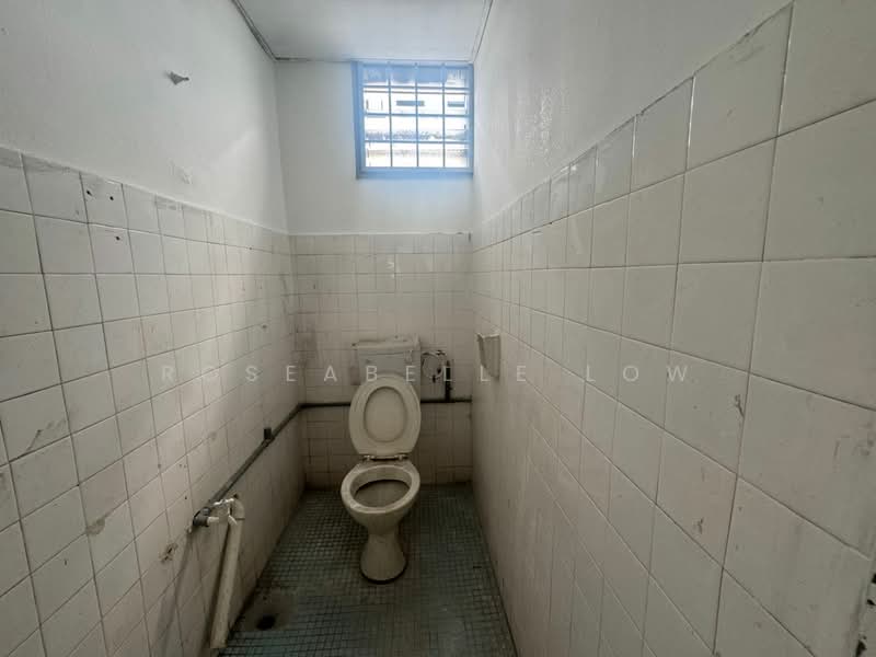 Kedai untuk Disewa di Taman Perindustrian Kinrara (Bandar Kinrara) - Roseabelle Low - Bathroom - PropertyGuru.com.my