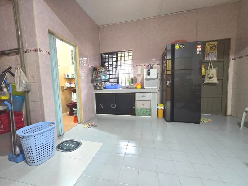 2-storey Terraced House for Sale in Taman Bukit Tiram (Ulu Tiram) - Kino Jaw - Kitchen - PropertyGuru.com.my