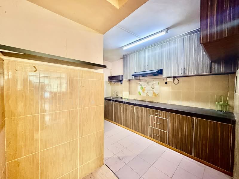 Flat for Sale at PKNS Flat Seksyen 16 - Sariza Hartanah - Kitchen - PropertyGuru.com.my
