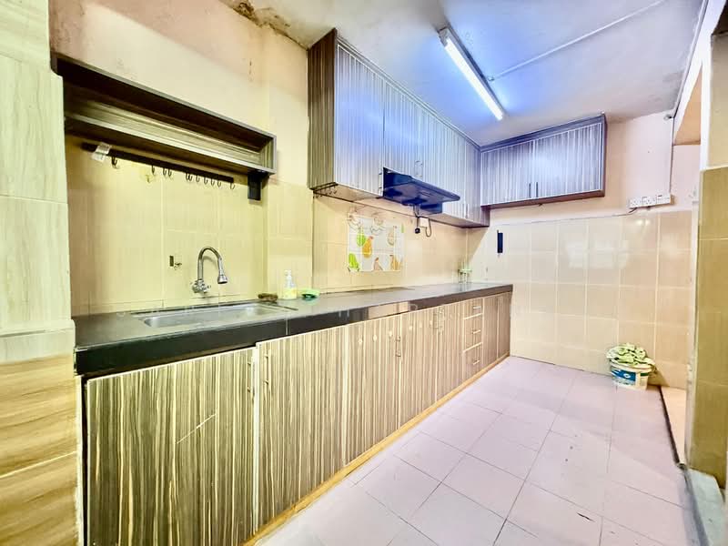 Flat for Sale at PKNS Flat Seksyen 16 - Sariza Hartanah - Kitchen - PropertyGuru.com.my