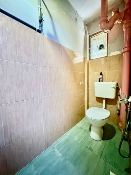 Flat for Sale at PKNS Flat Seksyen 16 - Sariza Hartanah - Bathroom - PropertyGuru.com.my