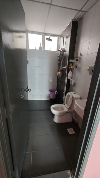 Servis Apartment untuk Disewa di Larkin Heights - Mandy Goh Siew Li - Bathroom - PropertyGuru.com.my