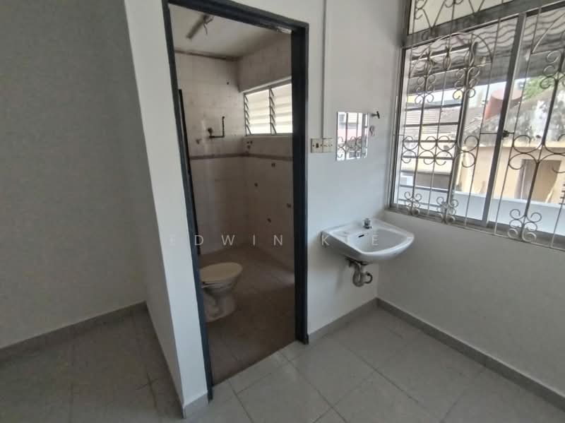 2-storey Terraced House for Sale in Seremban (Negeri Sembilan) - EDWIN KEE - Bathroom - PropertyGuru.com.my