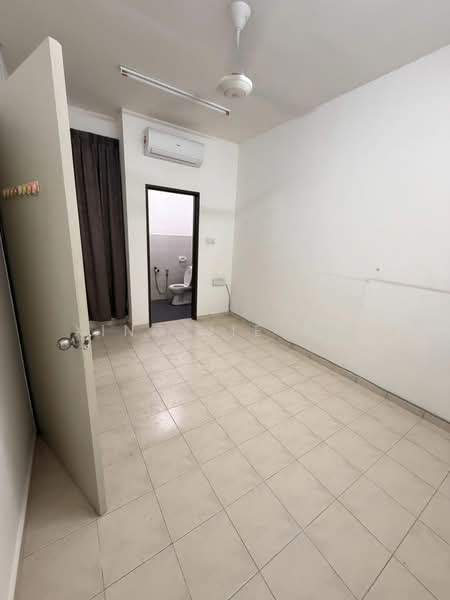 Rumah Bandar untuk Disewa di Bandar Cemerlang (Ulu Tiram) - Xing Jie Kee - Bathroom - PropertyGuru.com.my