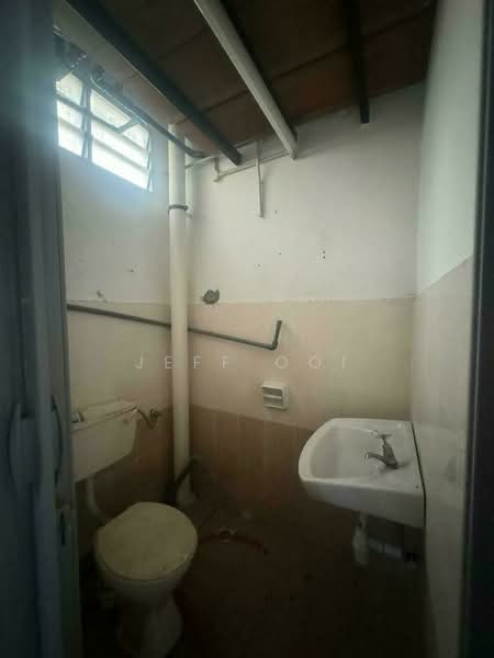 Shop / Office for Sale in Taman Mutiara (Jelutong) - Jeff Ooi - Bathroom - PropertyGuru.com.my