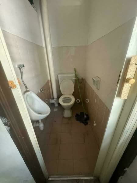 Shop / Office for Sale in Taman Mutiara (Jelutong) - Jeff Ooi - Bathroom - PropertyGuru.com.my