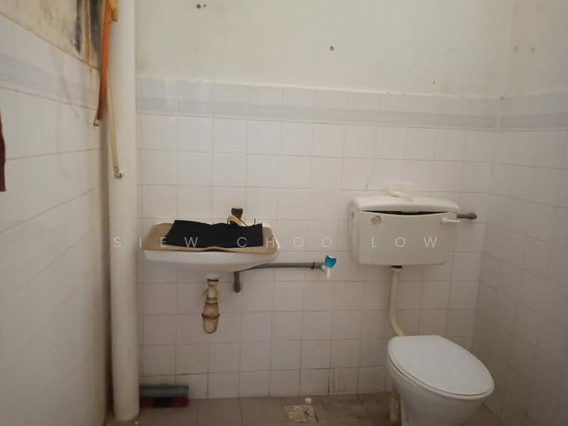 2-storey Terraced House for Sale in Taman Tanjung Minyak (Tanjong Minyak) - Mary Low - Bathroom - PropertyGuru.com.my