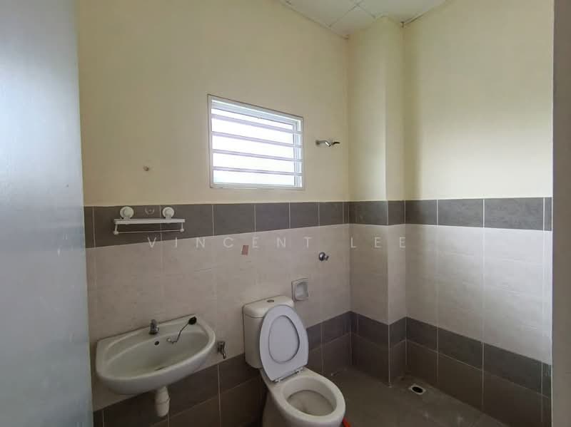 Rumah Teres untuk Dijual di Bandar Enstek (Negeri Sembilan) - Vincent Lee - Bathroom - PropertyGuru.com.my