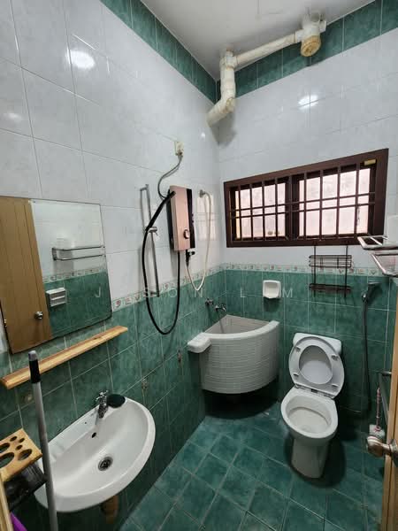 Rumah Teres 2 Tingkat untuk Disewa di Permas Jaya (Johor) - Jason Lim - Bathroom - PropertyGuru.com.my
