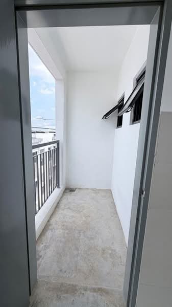 Shop for Sale in Bandar Rimbayu (Telok Panglima Garang) - Eugene Yap - Balcony - PropertyGuru.com.my
