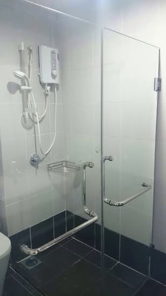 Servis Apartment untuk Disewa di Centrestage Designer Suite - Nick Yeap - Bathroom - PropertyGuru.com.my