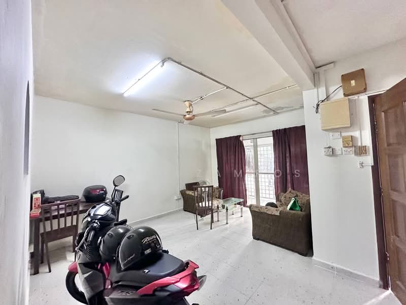 Rumah Teres 2 Tingkat untuk Dijual di Seksyen 19 (Shah Alam) - Izzat Zamros - Living Room - PropertyGuru.com.my