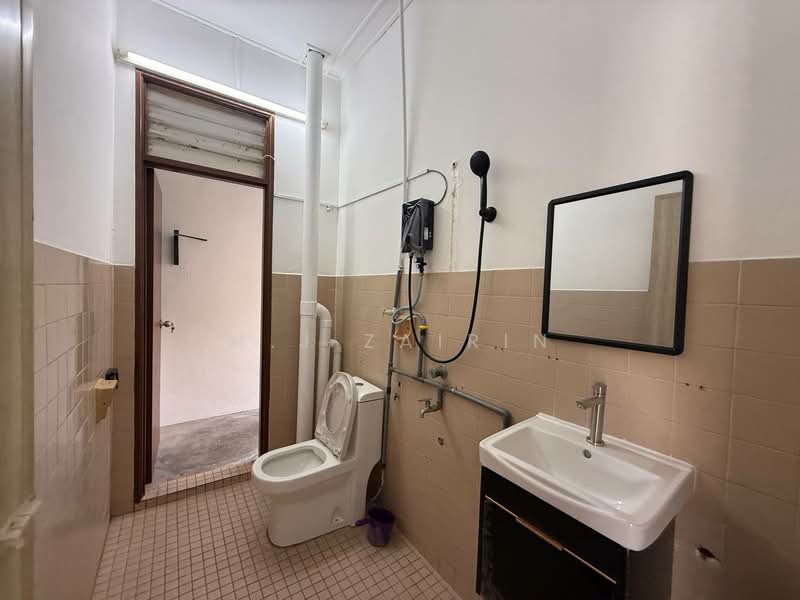 Pangsapuri untuk Dijual di Intan Apartment - M.J Zairin - Bathroom - PropertyGuru.com.my