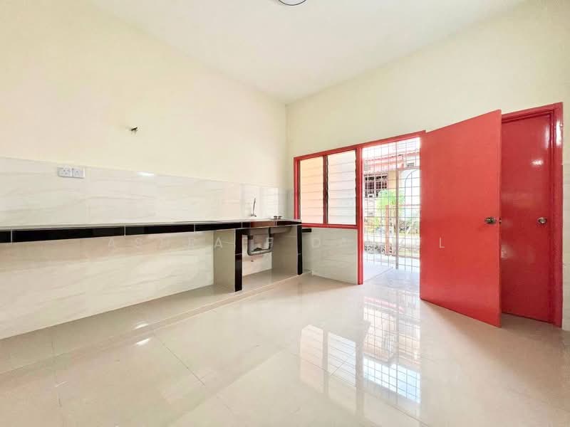 2-storey Terraced House for Sale in Semenyih (Selangor) - Ashraff Daniel - Kitchen - PropertyGuru.com.my