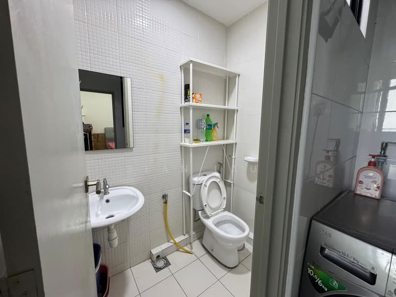 Servis Apartment untuk Dijual di Sky Loft Premium Suites - Sean Lau - Bathroom - PropertyGuru.com.my