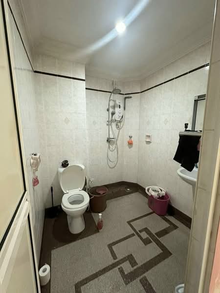 Rumah Teres 2 Tingkat untuk Dijual di Taman Putri Kulai (Kulai) - Karl Lim - Bathroom - PropertyGuru.com.my